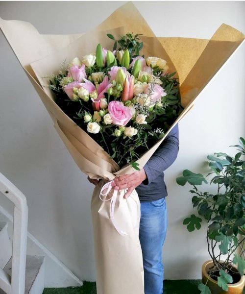 Life-size Bouquet أكبر شي