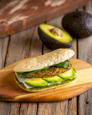 Grilled Chicken Pesto Sandwich ( 587 Kcal)